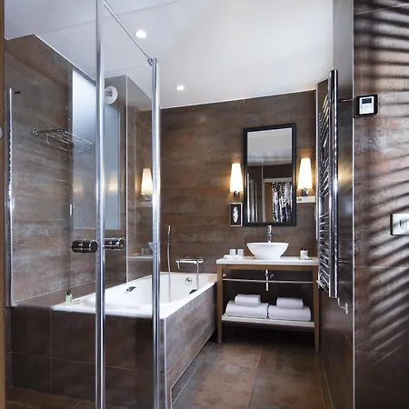 Le Six 4* Paris
