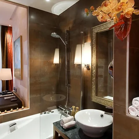 Le Six 4* Paris