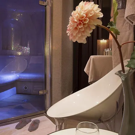 Le Six Hotel 4*