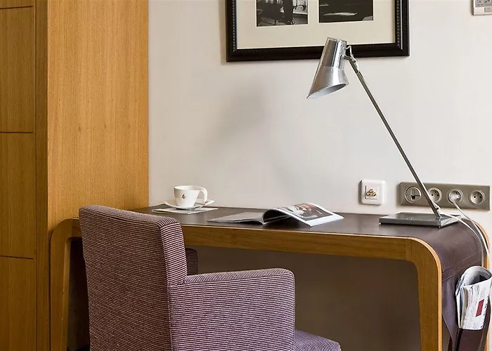 Le Six 4* Париж